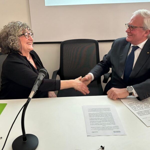 La firma del Protocollo tra Maria Grazia Mammuccini e Riccardo Ricci Curbastro