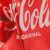 Coca-Cola logo accartocciato (Video screenshot via Ogilvy)