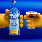 Absolut Vodka presenta la Artist Edition firmata KAWS, da collezione che unisce arte e cultura pop